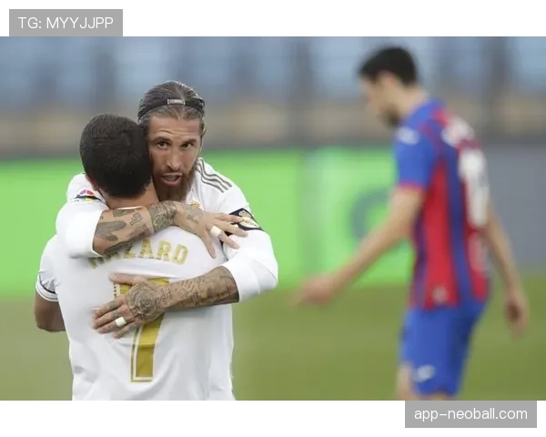 波兰男排联赛决赛抢七局，莱昂一锤定音后与队友叠罗汉庆祝